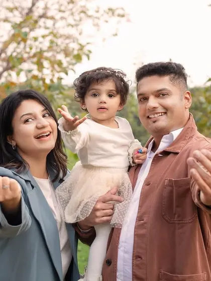 Come and join us! This welcoming and fun pose is perfect for an outdoor family photo.