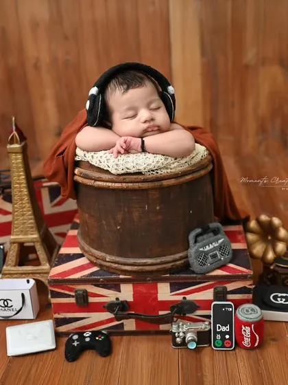 Adventure awaits this little dreamer. Our travel-themed setup, featuring vintage suitcases and a tiny passport, is perfect for capturing the journey ahead. This classic 'chin-on-hands' pose shows just how peaceful and sweet the newborn stage is.