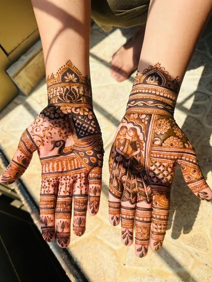 The other hand for the sister of the bride, with a beautiful peacock design.