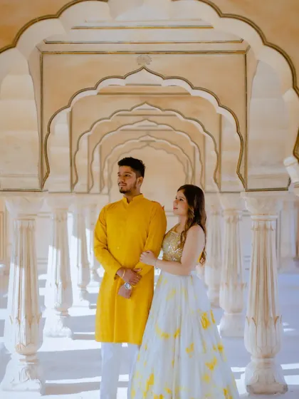 The repeating arches of the palace create a stunning visual rhythm in this photograph. I positioned the couple to make the most of this architectural feature, resulting in a truly memorable pre-wedding picture.