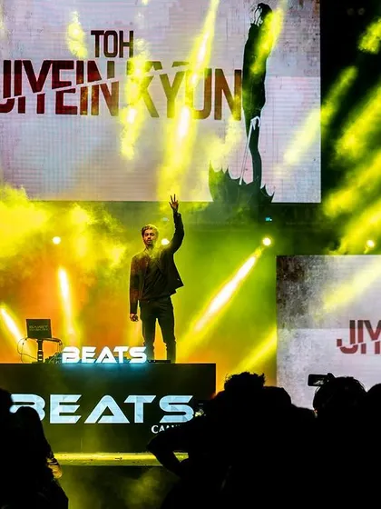 A duplicate shot of the "Toh Jiyen Kyun" moment, showing the powerful yellow stage lighting.