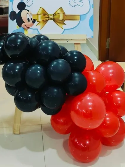 A duplicate image of the red and black Mickey Mouse balloon decor.