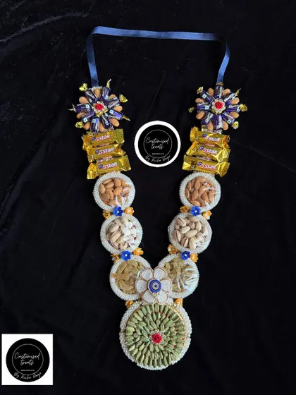 This elegant garland combines the best of both worlds: healthy dry fruits and indulgent chocolates. It's a balanced and beautiful gift, perfect for celebrating Holi with family and friends.