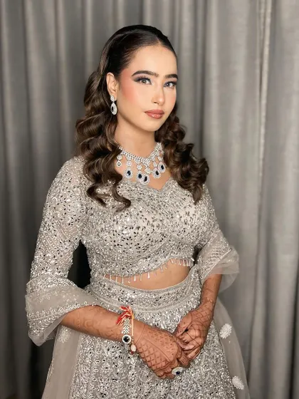 Confidence and glamour. This cocktail look is perfect for making a statement.