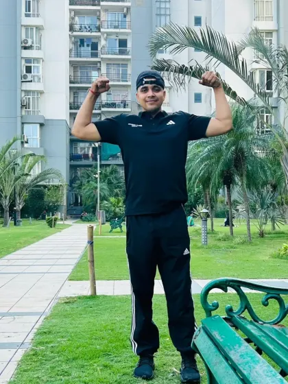 Double bicep pose in the park.