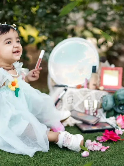 A little princess in her garden. This outdoor first birthday shoot has a whimsical makeup and flowers theme, perfect for a baby girl.