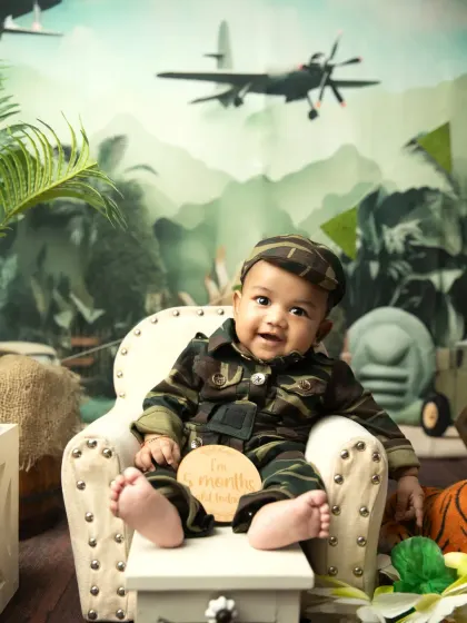 This six-month milestone photo was combined with a patriotic theme, marking a special moment in a unique way.