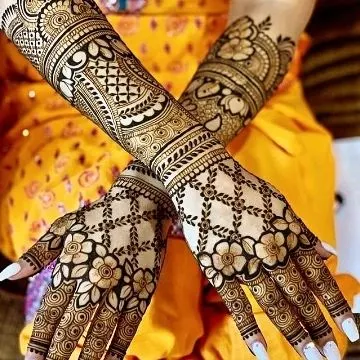 A stunning jaal (net) pattern on the palm paired with a detailed cuff design on the wrist for a complete and elegant look.