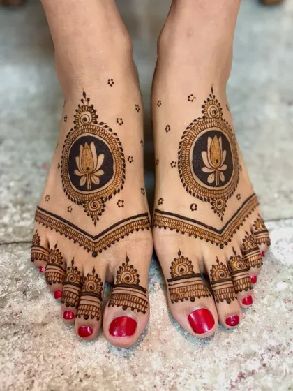 Another view of the simple lotus feet mehendi, showing the clean lines.