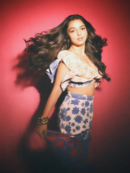 The floral co-ord set in motion. The playful print and breezy silhouette make it a comfortable and eye-catching choice for a day event or screening.