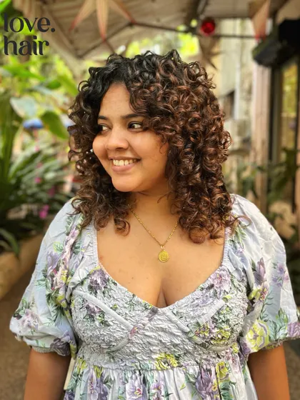 Another beautiful shot of this curly cut, highlighting the healthy shine and perfect shape.