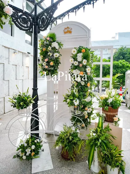 A classic white telephone booth prop, elegantly decorated with fresh flowers, adding a touch of vintage charm.