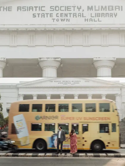 A perfectly timed shot of a yellow double-decker bus passing by as the couple stands before the Asiatic Society. It’s these serendipitous moments that make a shoot unique.