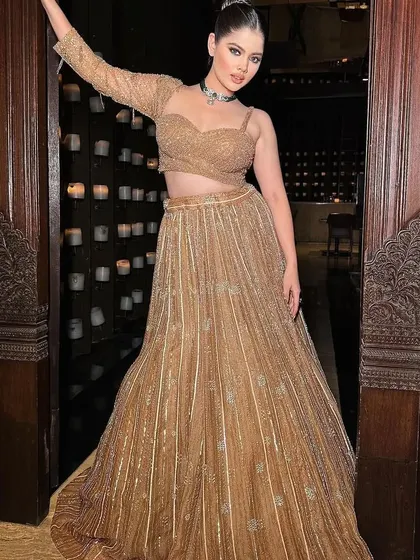 A duplicate of 259, this shot shows the full outfit in all its glory.