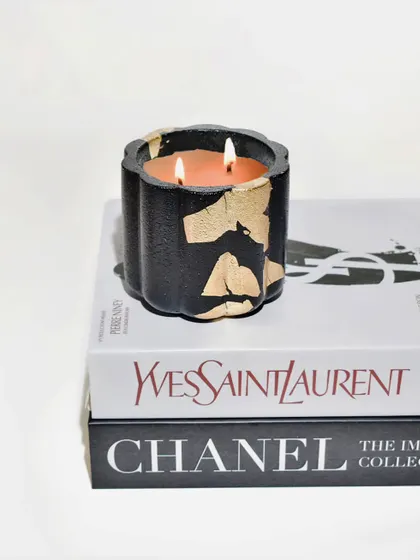 Which color do you prefer? Our black and gold Daisy Jar is a statement piece, perfect for modern decor.