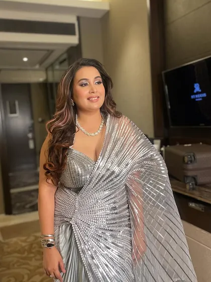A still shot of the soft curls. This is a classic party hairstyle that always looks elegant and put together, especially with a stunning metallic saree.