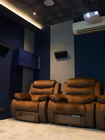 A duplicate of 330, this side view shows the clean and efficient layout of this compact home cinema.