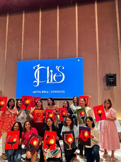 The wonderful group from the Club Jolies event, all holding up their beautiful sunset-in-a-wine-glass paintings.