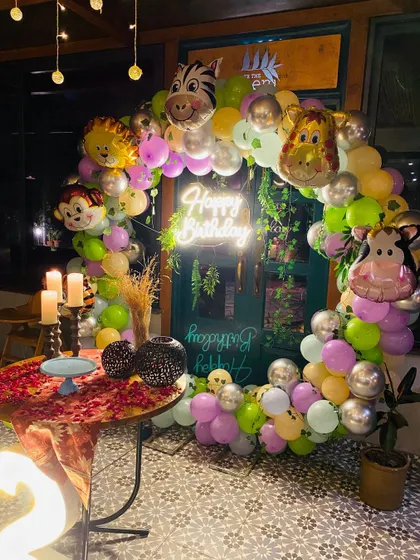 A side view of the jungle animal balloon arch, showing the variety of animal foil balloons used.