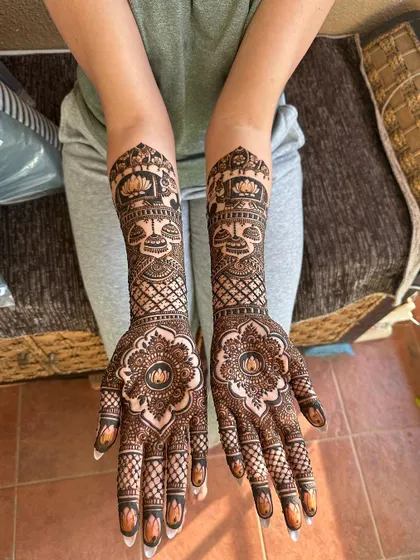A duplicate of 283, showing the perfect symmetry of the design on both hands.