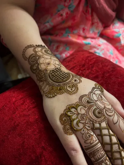 A beautiful floral design on the back of the hand. The pattern is light and elegant, perfect for someone who wants a touch of henna.