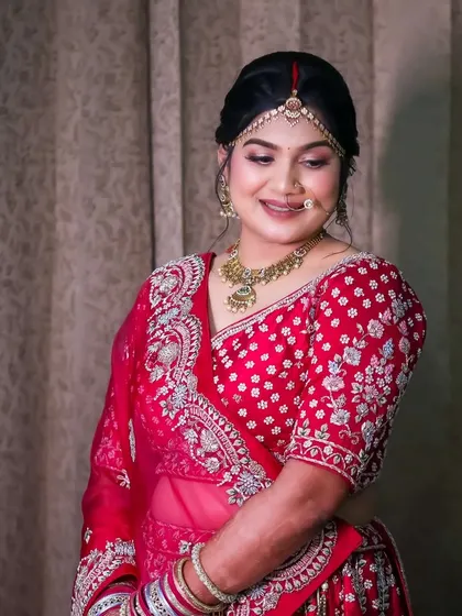 This bride's smile says it all. The makeup is designed to be comfortable and long-lasting, allowing her to enjoy her special day without any worries.