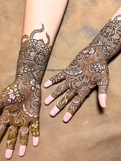 A heavy semi-bridal design that provides excellent coverage with modern Dubai patterns.