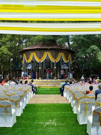 A duplicate image of the stunning wedding setup.