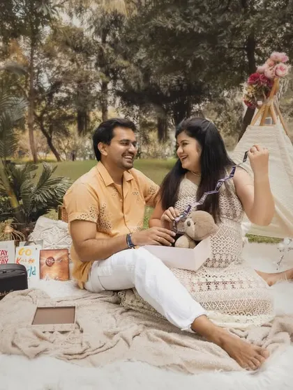For a relaxed and natural feel, I offer outdoor boho-themed shoots. Here, an expecting couple enjoys a beautifully styled picnic, creating candid and joyful memories together.