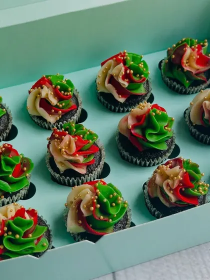 My festive mini cupcakes for Christmas feature rich chocolate cake with a surprise Nutella and ganache filling. They are topped with a beautiful red, green, and white ombré buttercream.