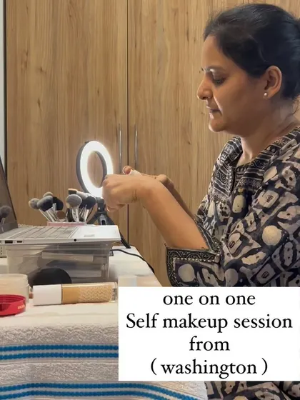 An online one-on-one self makeup session with a student from Washington. I am demonstrating a technique while she follows along on her end.