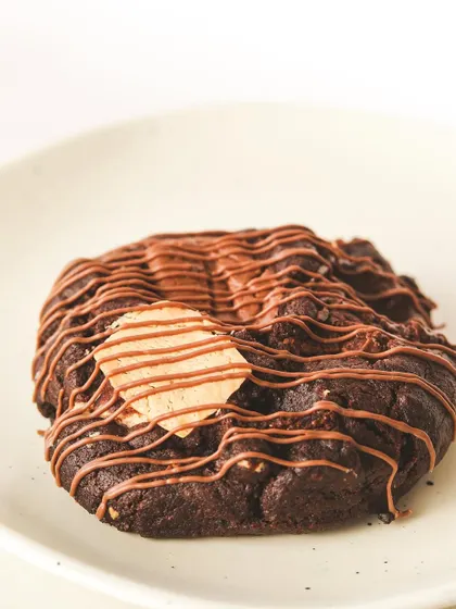 Dive into decadence with our triple chocolate chunk cookie, drizzled with even more chocolate and topped with a chocolate-dipped potato chip for a salty crunch.