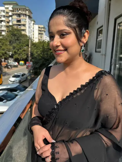 Soaking up the sun! This photo shows how beautifully the soft glam makeup looks in natural daylight. No filter needed.