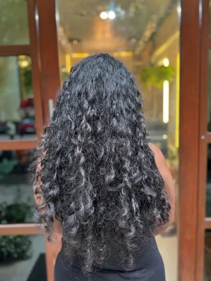 Here are my essential tips for taking care of dry, curly hair. This guide covers everything from hydration and conditioning schedules to gentle detangling and nighttime protection.