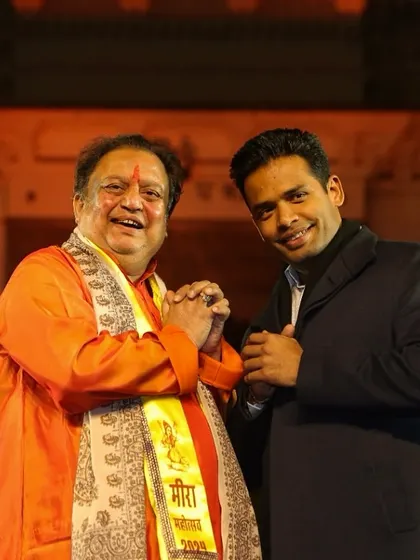 Guru Pt. Jai Kishan Maharaj ji sharing a moment with a fellow artist at the Meera Mahotsav.