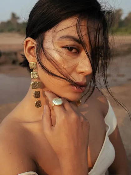 A sun-kissed, natural look for a jewellery brand campaign. I created a dewy, glowing makeup look and a simple, windswept hairstyle to evoke a sense of effortless beachside beauty.