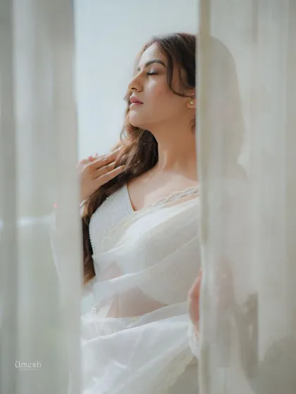 This dreamy shot through a sheer curtain highlights the soft-focus effect of the makeup. It’s all about looking fresh and radiant.