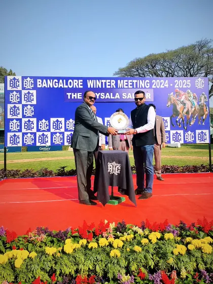 Mr. L. Shivashankar presents The Hoysala Salver to the winning owner.