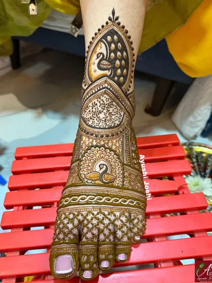 An elegant and traditional foot design with a large peacock as the main attraction, complemented by fine lines and checker patterns.