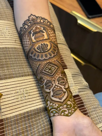 The arm band is almost complete, with a beautiful leafy border being added at the bottom. The combination of different patterns creates a rich texture.