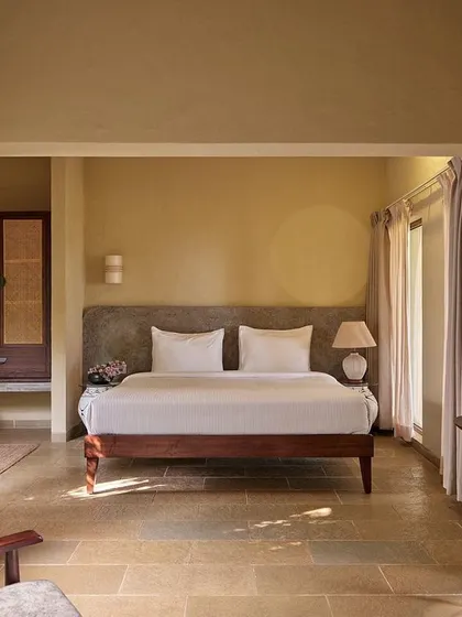 In this suite at Fireflies Kabini, luxury is found in simplicity and the experience of the space. The room opens onto a private balcony, offering an understated retreat with a direct connection to the jungle.