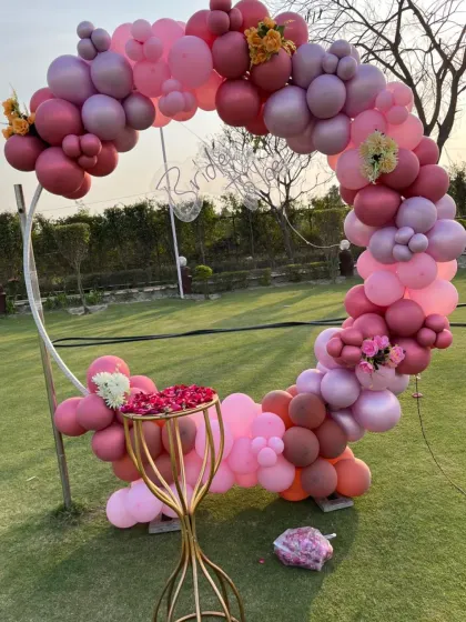 I also create beautiful setups for outdoor anniversary celebrations. This organic balloon arch on a circular frame is perfect for a garden or lawn party, using a soft color palette that complements the natural surroundings.
