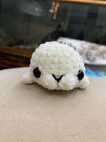 Here’s a close-up of my no-sew seal keychain, made with a soft, textured yarn. I designed this pattern to be simple, so you can make this adorable friend without any fussy sewing.