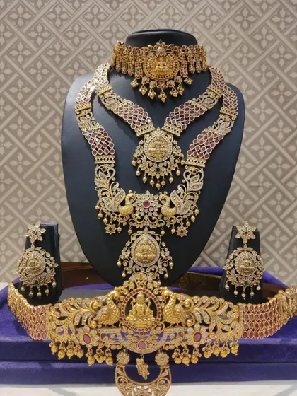 A full view of the Lakshmi-themed Kempu bridal set, complete with a matching vaddanam.