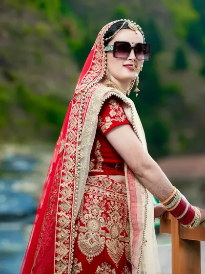 A cool and modern bridal shot. The oversized sunglasses give this outdoor portrait a fun and stylish twist.