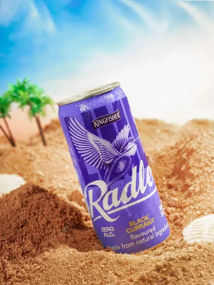 A similar beach concept for a Kingfisher Radler can. This creative setup is far more engaging than a simple white background and is perfect for ad campaigns.