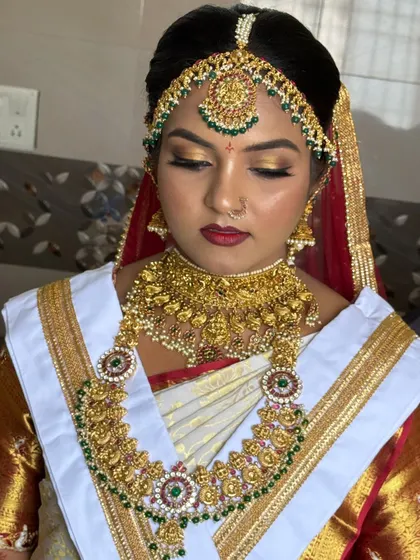 A close-up of Harshitha's bold Muhurtham look. She wanted a 3D eye effect and a goddess-like appearance, and I was so happy to bring her vision to life with dramatic eyes and rich gold jewelry.