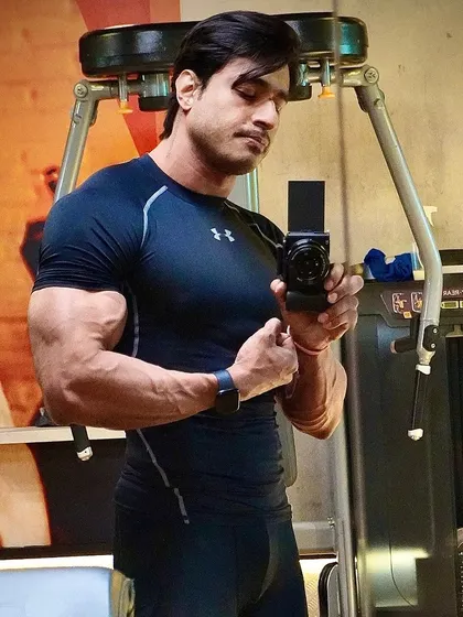 A confident selfie in the gym. My coaching is about helping you find your own way forward.