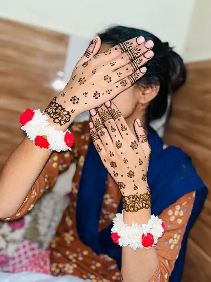 Another look at this pretty and minimal Eid design. It's perfect for young girls or anyone who loves simple patterns.