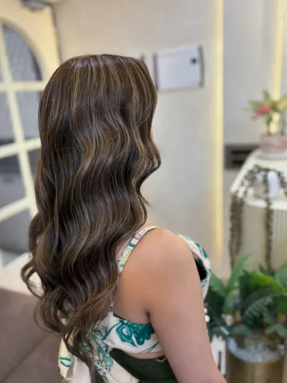 This style shows how global colour and highlights can create a sophisticated and polished look, perfect for any occasion.
